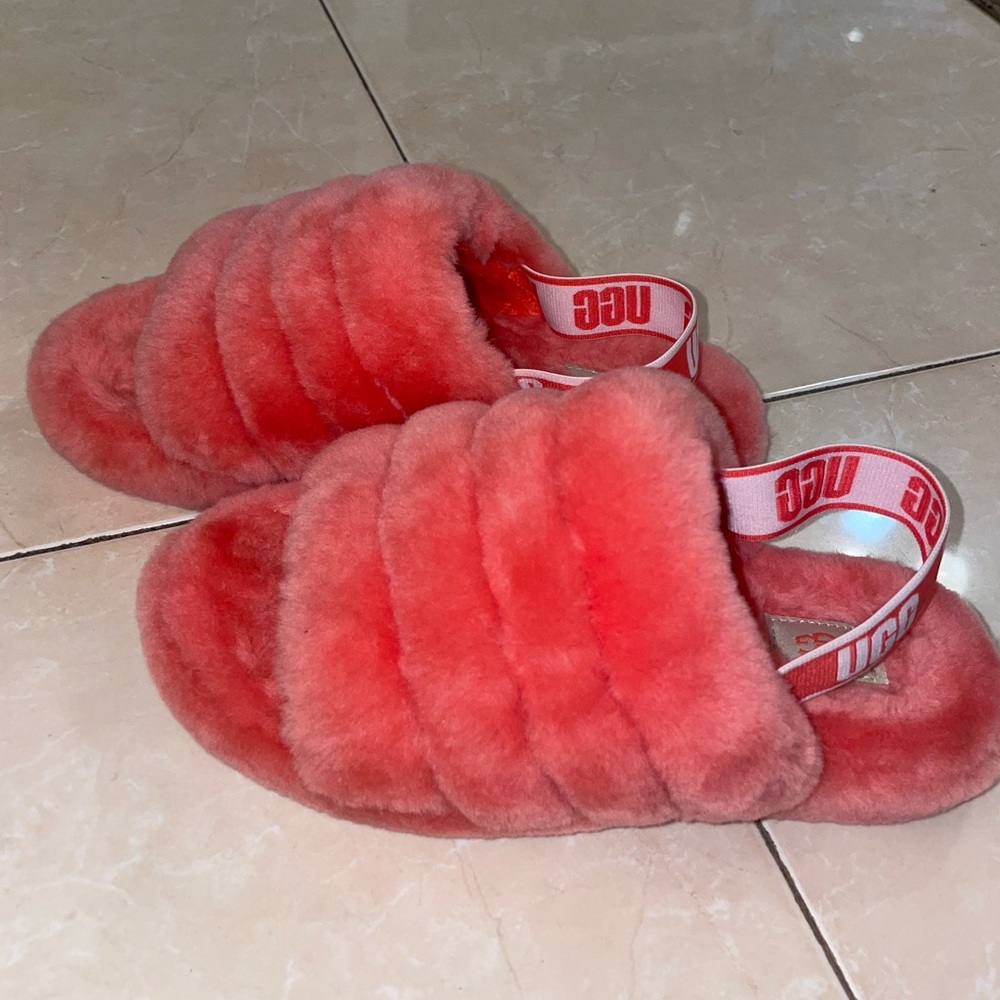 UGG Fluff Slides // Sz 5 Boys, 7 Women’s